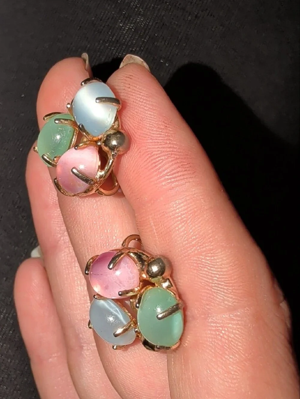 1940s Gold-Tone Pastel Cats Eye Glass Cabochon Cluster Screwback Earrings